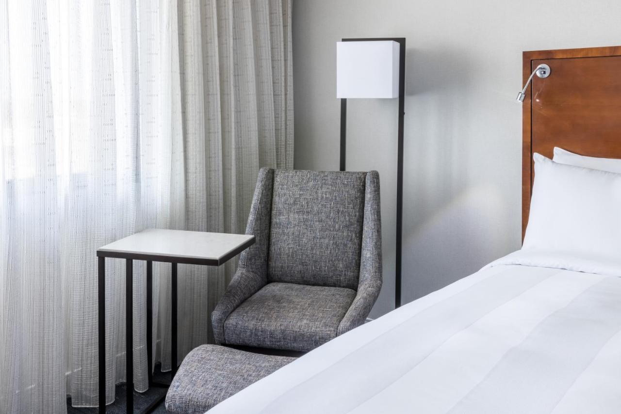 Richmond Marriott Hotel Bagian luar foto