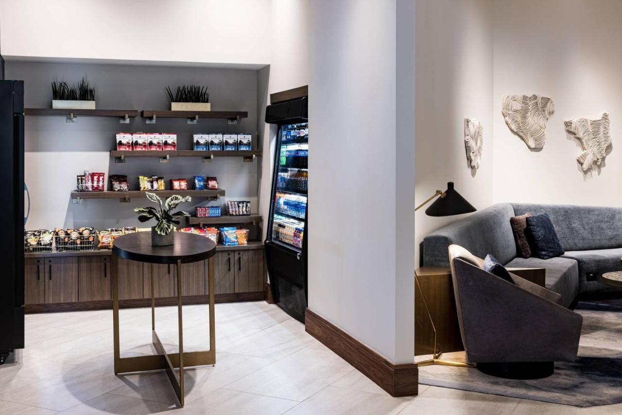 Richmond Marriott Hotel Bagian luar foto