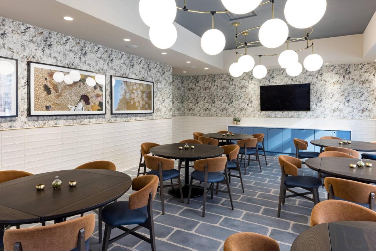 Richmond Marriott Hotel Bagian luar foto