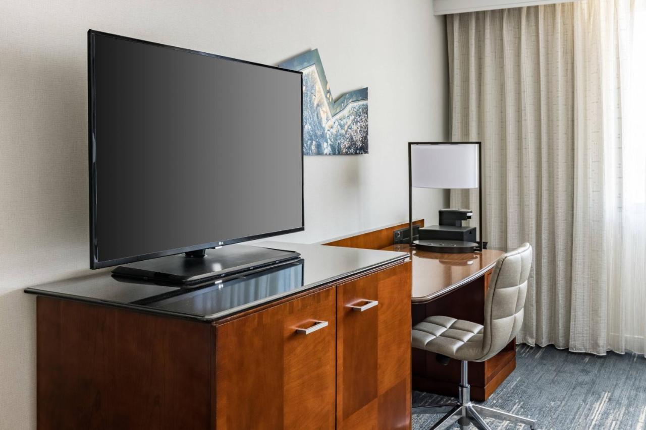 Richmond Marriott Hotel Bagian luar foto