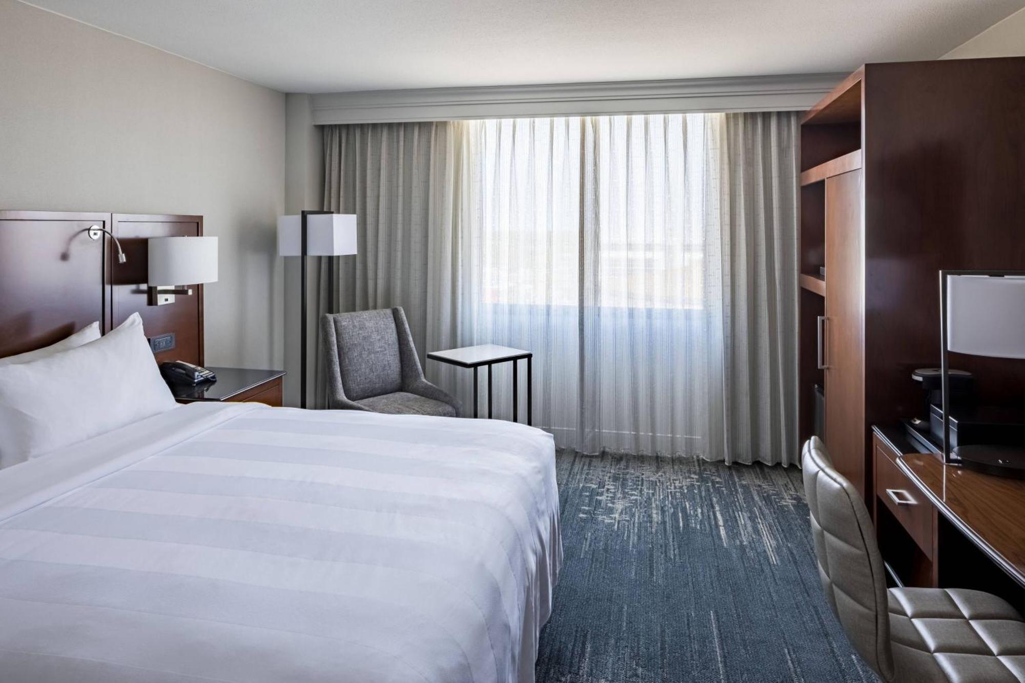 Richmond Marriott Hotel Bagian luar foto