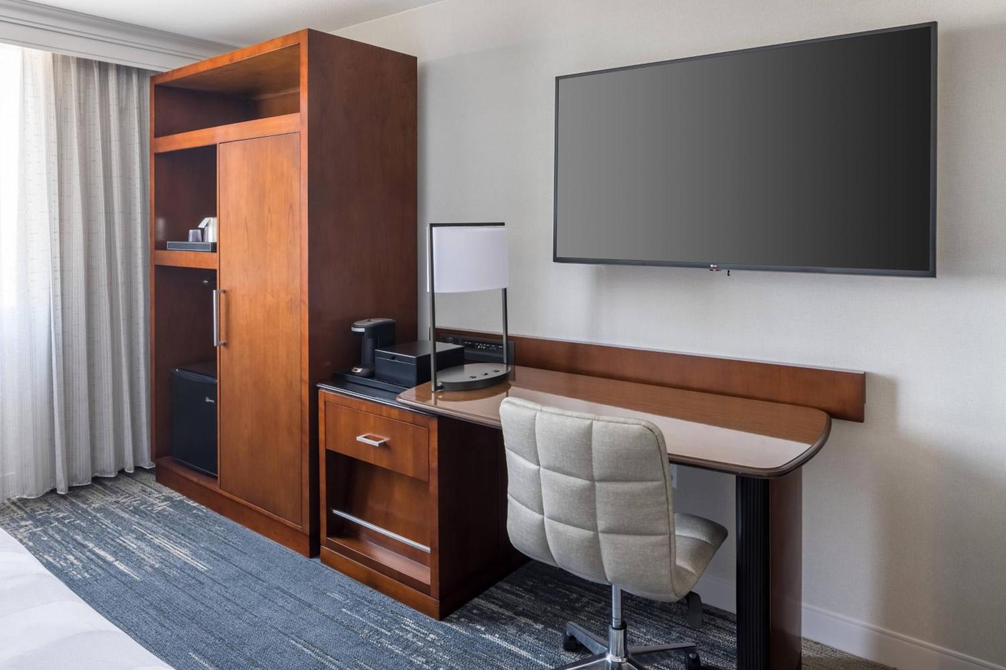 Richmond Marriott Hotel Bagian luar foto