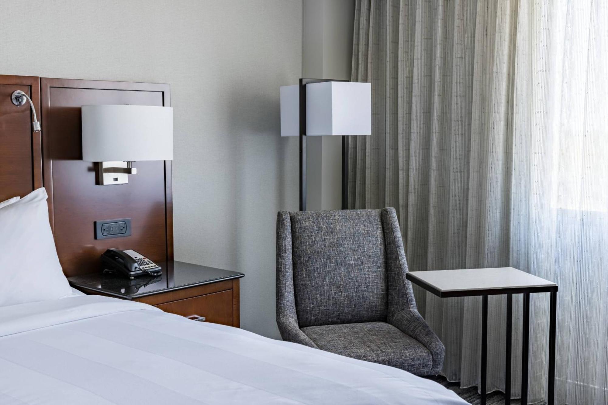 Richmond Marriott Hotel Bagian luar foto