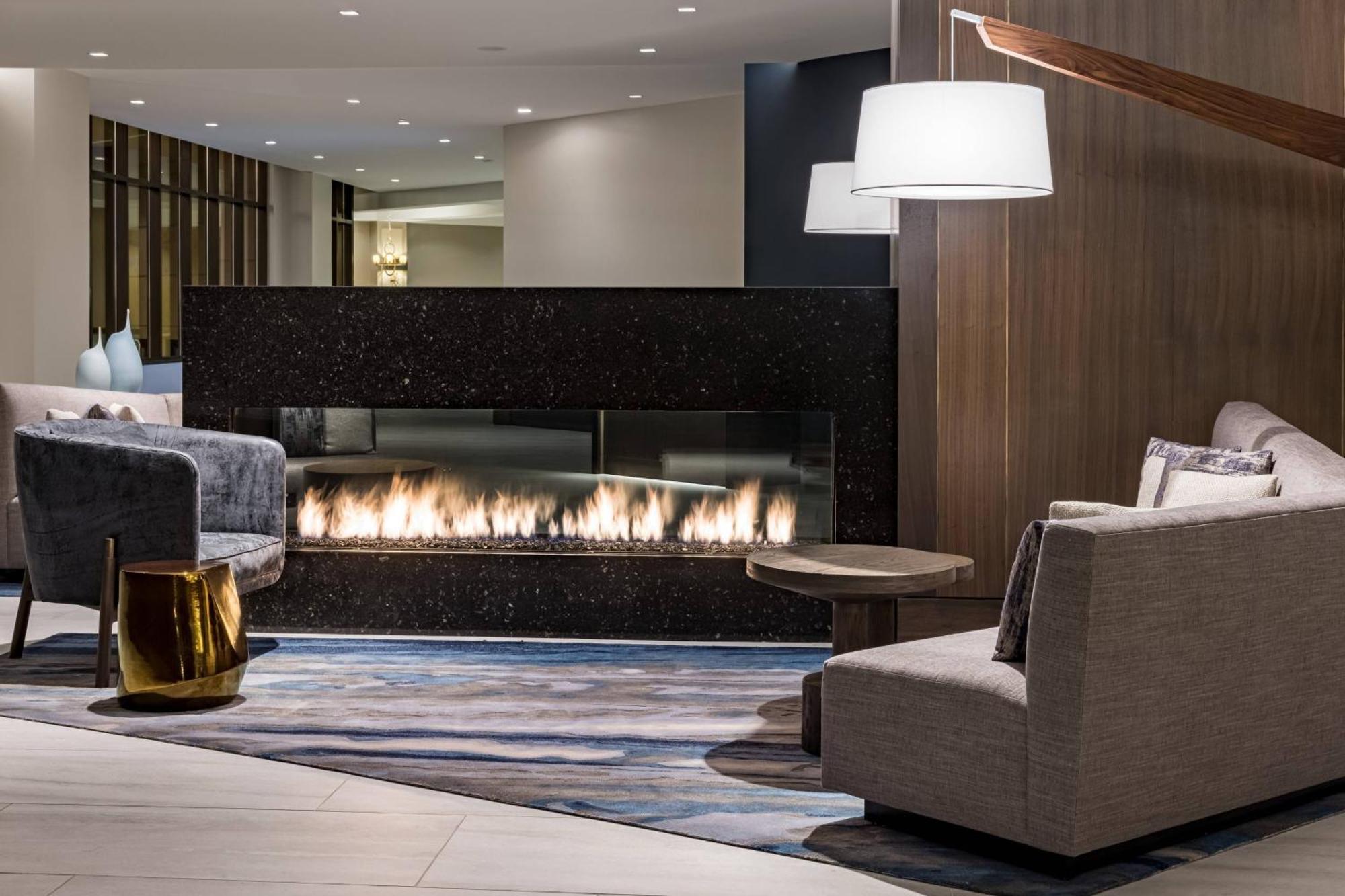 Richmond Marriott Hotel Bagian luar foto