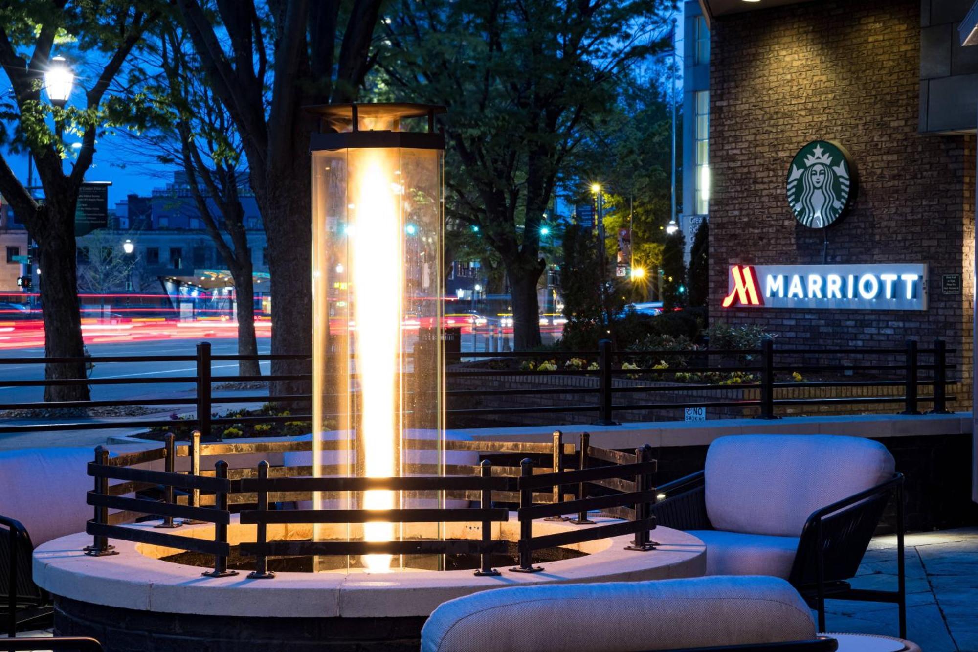 Richmond Marriott Hotel Bagian luar foto