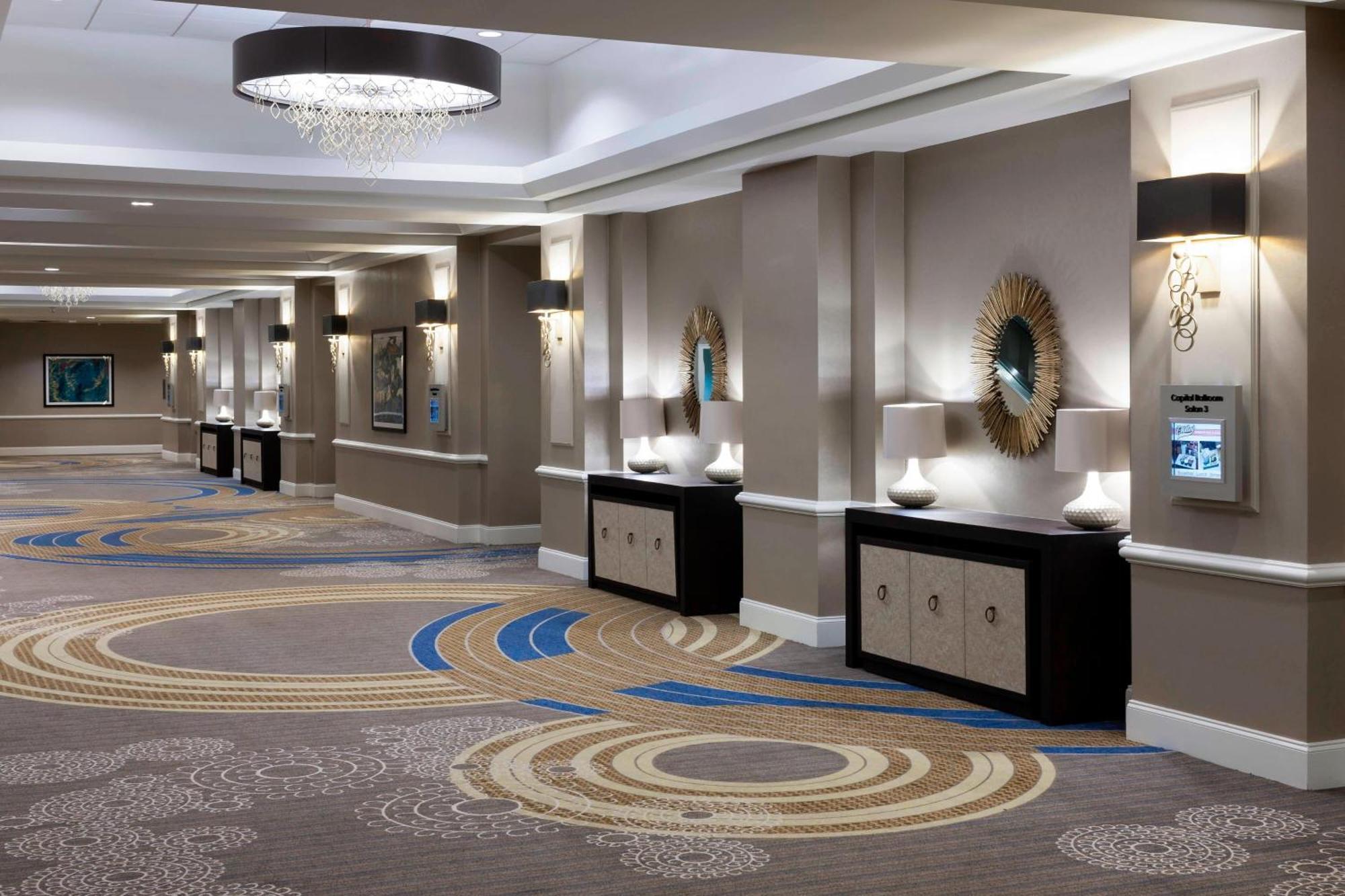 Richmond Marriott Hotel Bagian luar foto